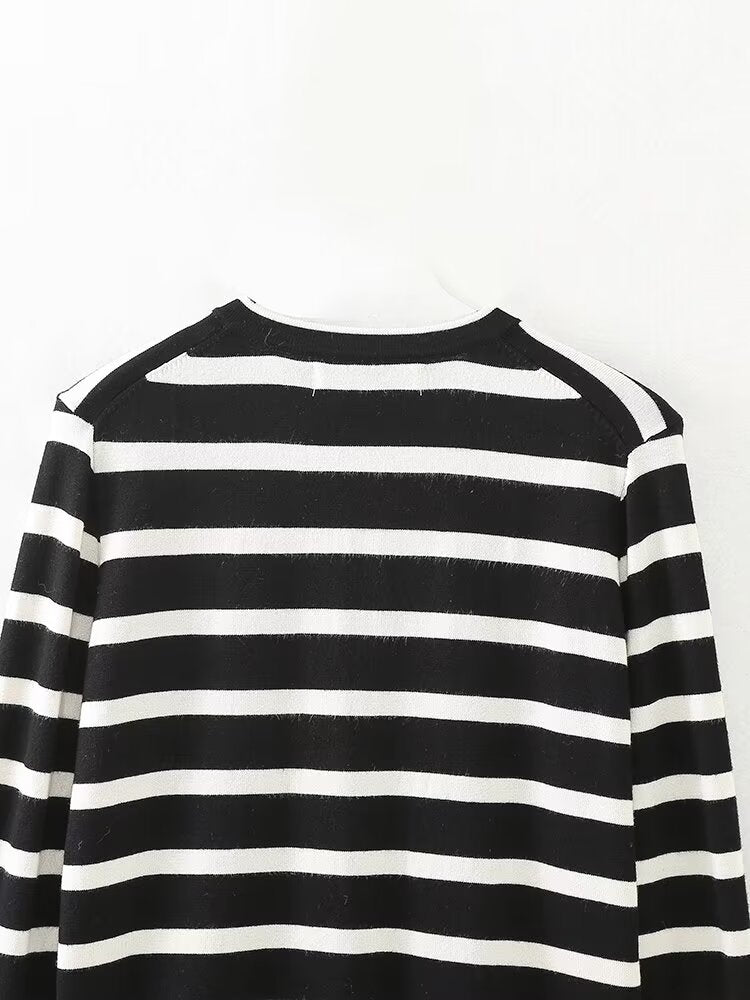 Knitted Coat Women Niche Round Neck Decorated Row Button Knitted Coat.