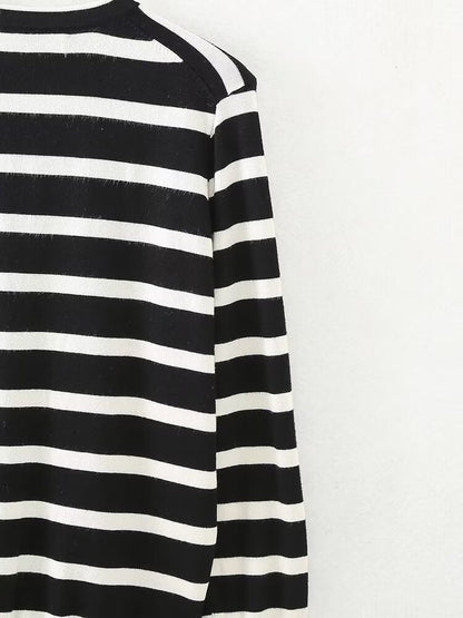 Knitted Coat Women Niche Round Neck Decorated Row Button Knitted Coat.